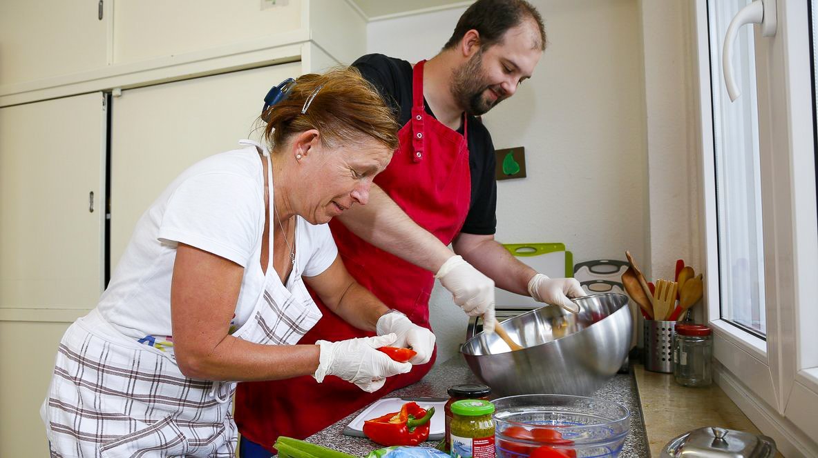 Zwei Personen kochen gemeinsam