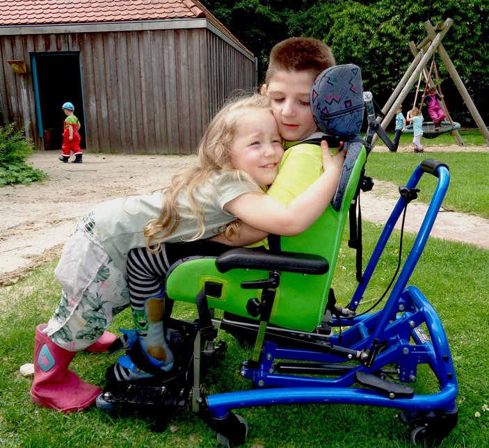 Kinder mit und ohne Behinderung spielen zusammen draußen