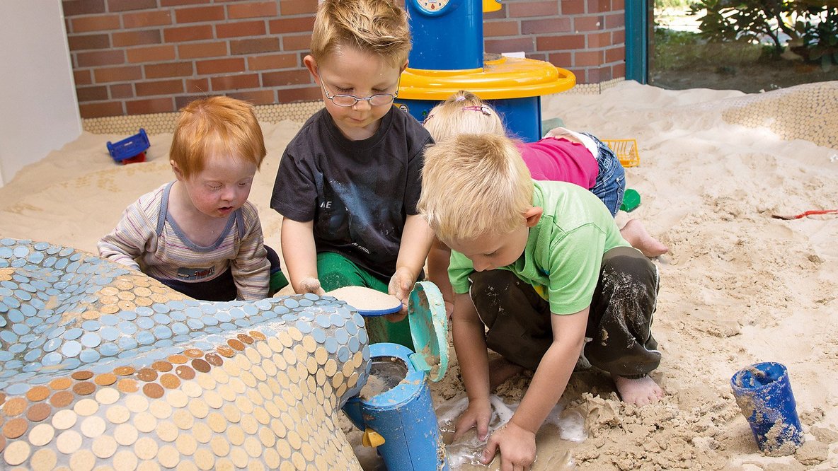 Kinder spielen gemeinsam im Sandkasten