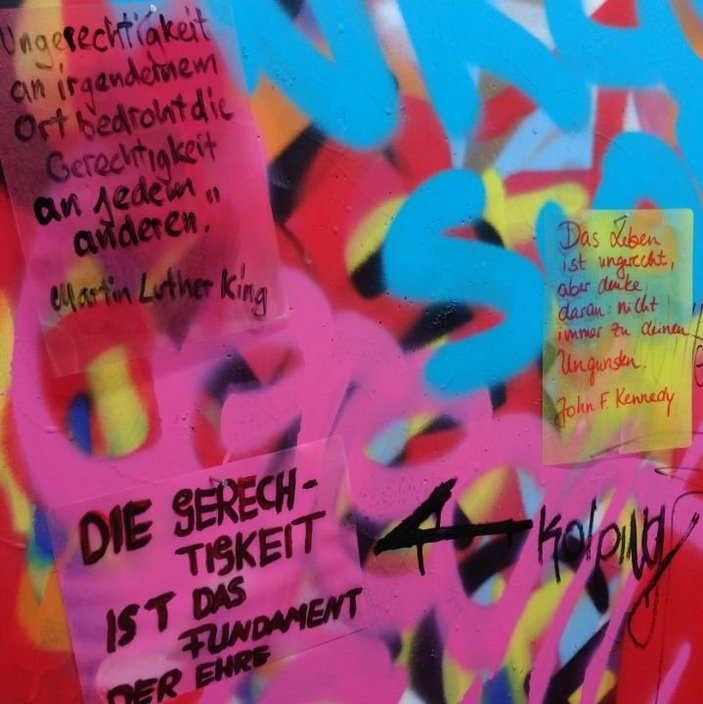 Ein gestaltetes Kunstobjekt zeigt Graffiti und mehrere Sprüche darauf