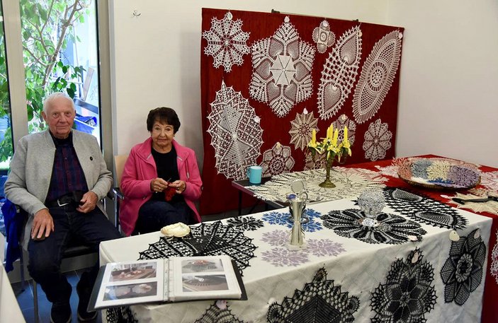 Verkaufstisch mit geklöppelten Spitzen-Deckchen